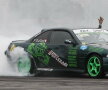 SALUT! Mașini, pistă de asfalt, tone de
fum în jur, s pectatori care aplaudă, atmosferă tipică pentru o competiție de drift. FOTO Raed Krishan