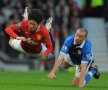 Ji-Sung Park, plutind după un contact cu un adversar. Sud-coreeanul a deschis scorul în meciul cu Wigan