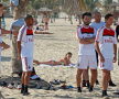 Alergări printre fete, sub palmieri
31 DECEMBRIE, DUBAI. Aflaţi în Dubai, Robinho, Zambrotta şi ceilalţi jucători ai lui AC Milan au alergat pe plajă, printre frumoasele întinse la soare. Mexes şi Abbiati se odihnesc sub un palmier
Foto: Reuters