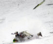 Aterizare forţată. Pe faţă!
30 DECEMBRIE, OBERSTDORF. Norvegianul Tom Hilde s-a dezechilibrat în aer la o săritură de la trambulină (Oberstdorf, Germania) şi a aterizat pe burtă! A suferit mai multe răni la faţă (foto medalion) şi o fractură la cea de-a 8-a vertebră!
Foto: Reuters