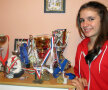 Carla, alături de trofeele ei.