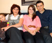 Carla în mijlocul familiei, între mama, fratele Mario (3 ani) și tata
