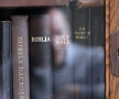 Detaliu cu Bibila în diverse ediţii în biblioteca lui Erwin Hout.