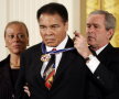 Ali, decorat de George Bush foto: reuters