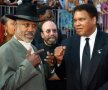 Joe Frasier şi Muhammad Ali, doi mari rivali în timpul în care boxau. Frasier s-a stins anul trecut, la 67 de ani foto: Bild