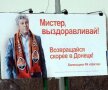 Mircea Lucescu este susţinut printr-un panou (foto: ostro.org)