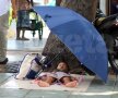 Un copil din Bangkok se odihnește pe stradă