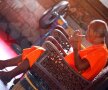 Un călugăr budist trage cu poftă dintr-o țigară