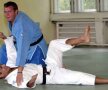 "E mai greu la judo decît la fotbal"
"Eram în Poiana Braşov şi l-am pus aici la pămînt pe un băiat care era campion naţional. Mai încerc şi acum cîte un exerciţiu de judo, e ca mersul pe bicicletă, nu uiţi niciodată un sport pe care l-ai făcut cu pasiune. E însă mult mai greu decît la fotbal!"