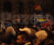 Peste 1.000 de fani s-au adunat în Piaţa Universităţii