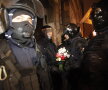 Comportamentul jandarmilor a fost răsplătit de cîțiva protestatari. FOTO Cristi Preda