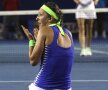 Momentul de după ultimul punct, cu Azarenka în genunchi şi Şarapova venind la fileu pentru a-şi saluta adversara Foto: Reuters