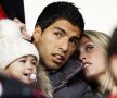 EL ŞI FETELE. Acuzat de rasism şi suspendat 8 meciuri, Luis Suarez şi-a adus ieri fetele la stadion: soţia Sofia şi fetiţa Delfina. Foto: Reuters