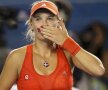 Caroline Wozniacki le trimite bezele fanilor Foto: Reuters