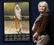 Modelul Fiona Walker lîngă poza misterioasă care a făcut-o celebră