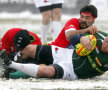 Le-au dat lacrimile
BUCUREŞTI, ROMÂNIA. Gerul (-5 grade) şi zăpada i-au ajutat pe rugbyştii noştri să cîştige în faţa Portugaliei (15-7). La sfîrşit, lusitanii s-au plîns: "Ne-au dat lacrimile de frig"
Foto: Cristi Preda