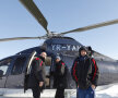 Sergiu Costin (stînga), Viglianti și
Neagu au zburat 40 de minute cu
elicopterul de la Făurei la București. FOTO Cristi Preda