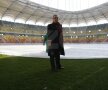 Gigi Becali a inspectat gazonul de pe Arena Naţională