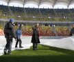 Gigi Becali a inspectat gazonul de pe Arena Naţională