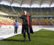 Gigi Becali a inspectat gazonul de pe Arena Naţională