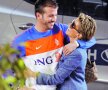 DOI OLANDEZI MEREU ÎNDRĂGOSTIȚI. La batavi, atmosfera în cantonamente a
fost mereu relaxată, naturală. Rafael van der Vaart își îmbrățișează soția, pe frumoasa Sylvie, în timpul Mondialului din 2010. FOTO Reuters