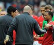 Evra, dreapta, îi întinde mîna lui Suarez, dar uruguayanul se face că nu-l vede
