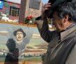 Un argentinian depune flori la monumentul ridicat în cinstea lui Carlos Gardel