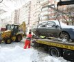 Cale liberă » Maşinile sînt ridicate pentru a facilita deszăpezirea, apoi sînt puse la loc