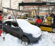 Cale liberă » Maşinile sînt ridicate pentru a facilita deszăpezirea, apoi sînt puse la loc
