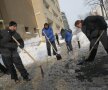 Rugbyștii și baschetbaliștii cluburilor din București au început o campanie de deszăpezire a spitalelor și azilelor din capitală foto: Raed Krishan