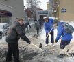 Rugbyștii și baschetbaliștii cluburilor din București au început o campanie de deszăpezire a spitalelor și azilelor din capitală foto: Raed Krishan