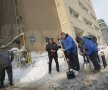 Rugbyștii și baschetbaliștii cluburilor din București au început o campanie de deszăpezire a spitalelor și azilelor din capitală foto: Raed Krishan