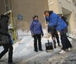 Rugbyștii și baschetbaliștii cluburilor din București au început o campanie de deszăpezire a spitalelor și azilelor din capitală foto: Raed Krishan