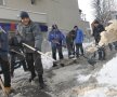 Rugbyștii și baschetbaliștii cluburilor din București au început o campanie de deszăpezire a spitalelor și azilelor din capitală foto: Raed Krishan