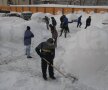 Rugbyștii și baschetbaliștii cluburilor din București au început o campanie de deszăpezire a spitalelor și azilelor din capitală foto: Raed Krishan