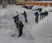 Rugbyștii și baschetbaliștii cluburilor din București au început o campanie de deszăpezire a spitalelor și azilelor din capitală foto: Raed Krishan