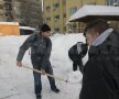 Rugbyștii și baschetbaliștii cluburilor din București au început o campanie de deszăpezire a spitalelor și azilelor din capitală foto: Raed Krishan