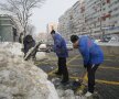 Rugbyștii și baschetbaliștii cluburilor din București au început o campanie de deszăpezire a spitalelor și azilelor din capitală foto: Raed Krishan