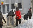 Rugbyștii și baschetbaliștii cluburilor din București au început o campanie de deszăpezire a spitalelor și azilelor din capitală foto: Raed Krishan
