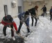 Rugbyștii și baschetbaliștii cluburilor din București au început o campanie de deszăpezire a spitalelor și azilelor din capitală foto: Raed Krishan