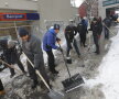 Rugbyștii și baschetbaliștii cluburilor din București au început o campanie de deszăpezire a spitalelor și azilelor din capitală foto: Raed Krishan
