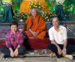 Într-un templu budist din capitala Yangon, alături de un preot și de impresara lui, indonezianca Ratna Mustika