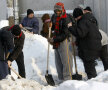 GALERIE FOTO Heirup prin zăpadă! » Rugbiştii şi baschetbaliştii au ajutat la deszăpezirea Bucureştiului