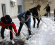 GALERIE FOTO Heirup prin zăpadă! » Rugbiştii şi baschetbaliştii au ajutat la deszăpezirea Bucureştiului