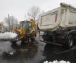 Încărcarea zăpezii la Arena Naţională Foto: Raed Krishan