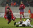 FOTO Ola John, "Regele Balonului" » Steaua a pierdut meciul tur cu Twente, 0-1