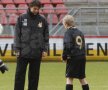 George Ogăraru face pase cu un junior al lui Utrecht. Mihai Neşu a făcut azi 29 de ani şi a decis să sărbătorească alături de jucătorii şi de suporterii formaţiei FC Utrecht