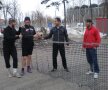 La 10 metri de casa de bilete, patru băieţi din cartier au montat un fileu de tenis cu piciorul. Au în jur de 30 de ani, au prins încă maidanele şi vremurile cînd era simplu şi normal să faci sport lîngă treptele vechiului "23 August". 