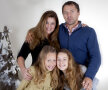 Laurenţiu Roşu alături de soţie şi cele două fete ale sale. 