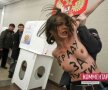 FOTO şi VIDEO FEMEN atacă din nou! Au vrut să fure urna în care se afla votul lui Putin